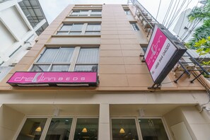 A building with a sign for 'Chillin' Beds' on the facade. -  Sukhumvit Beds (Bangkok)