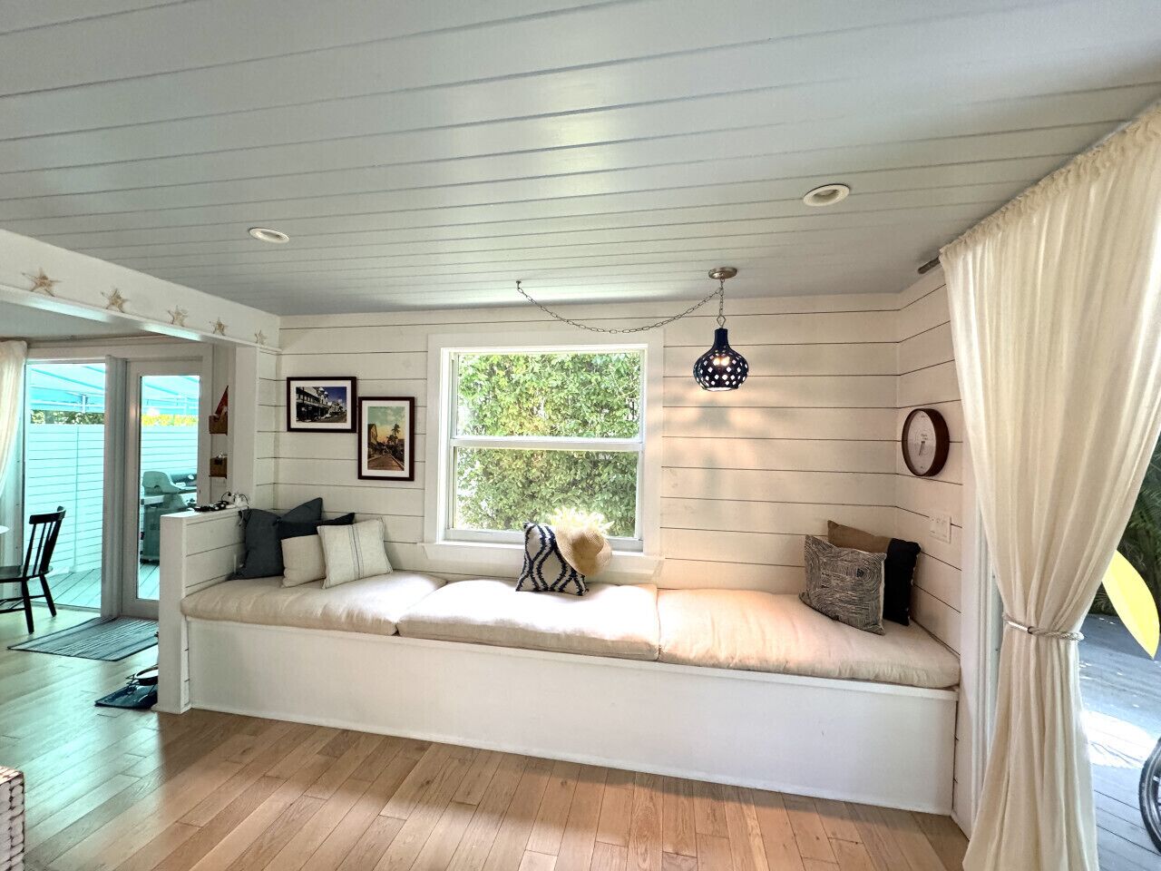 Smart-TV, Bücher, Stereoanlage, Arbeitsbereiche