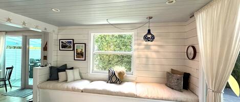 Smart-TV, Bücher, Stereoanlage, Arbeitsbereiche