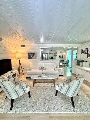 Smart TV, books, stereo, offices