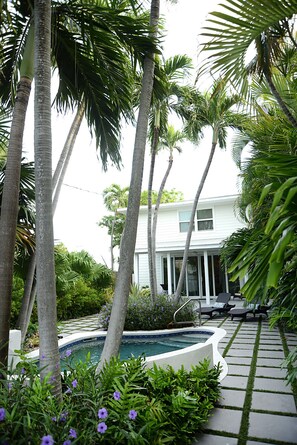Property grounds - Casa Marina Cottage+ private pool+walk to Duvall st. (Key West)