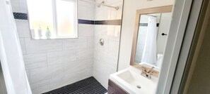Badewanne, Haartrockner, Handtücher, Seife