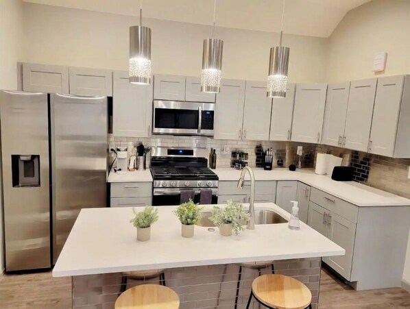 Frigorifero, microonde, forno, piano cottura