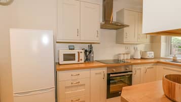 Casa de campo | Cozinha privada | Geladeira, chaleira elétrica, talheres/pratos/utensílios de cozinha