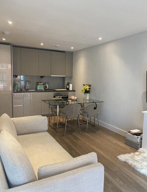 Smart TV, fireplace, books - Stylish Chelsea Studio Flat (London)