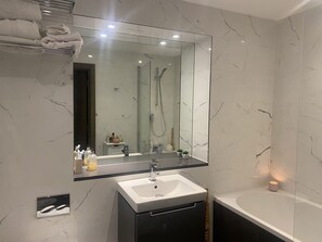 Combined shower/tub, hair dryer, towels, soap - Stylish Chelsea Studio Flat (London)