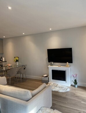 Smart TV, fireplace, books - Stylish Chelsea Studio Flat (London)