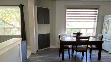 Appartement de deux chambres à coucher | Aire de séjour | Téléviseur à DEL