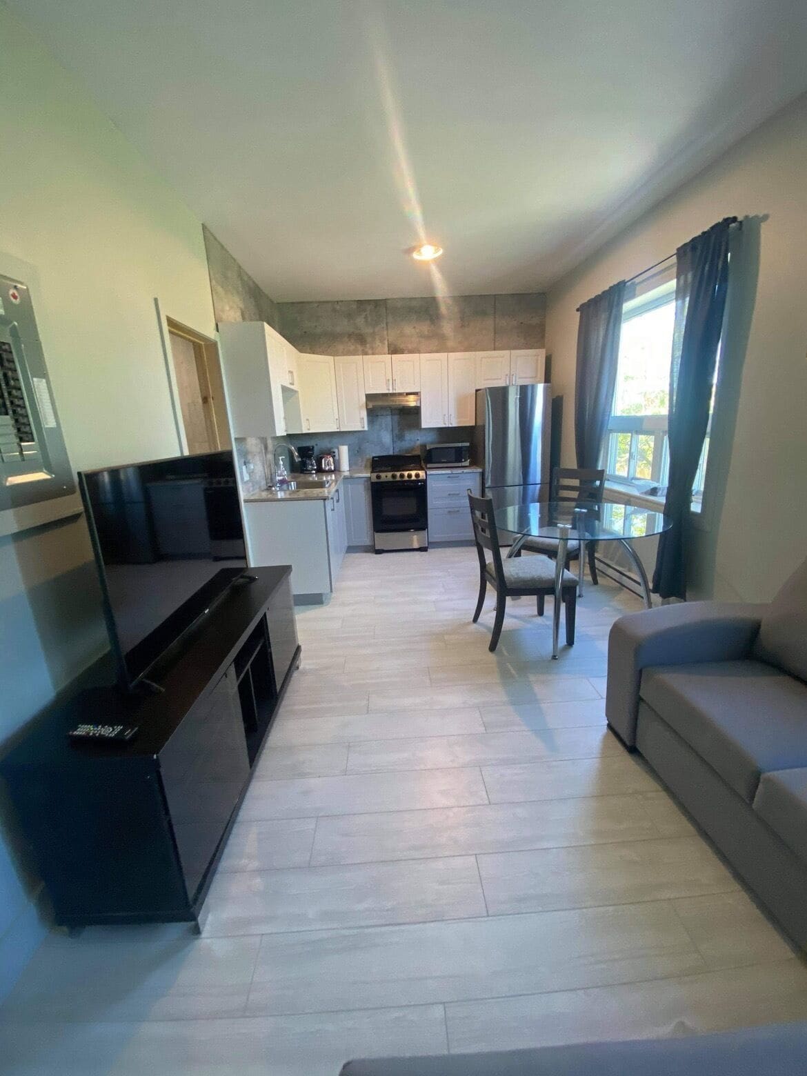 Suite avec chambre fermée + divan-lit | Desk, laptop workspace, soundproofing, iron/ironing board