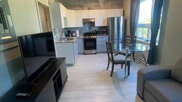 Suite avec chambre fermée + divan-lit | 2 bedrooms, desk, laptop workspace, soundproofing