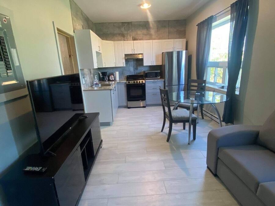 Suite avec chambre fermée + divan-lit | Desk, laptop workspace, soundproofing, iron/ironing board