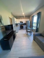 Suite avec chambre fermée + divan-lit | Desk, laptop workspace, soundproofing, iron/ironing board