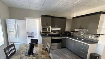 Appartement de deux chambres à coucher | Dapur pribadi | Lemari es besar, microwave, oven, dan mesin pembuat kopi/teh