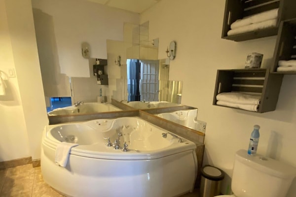Appartement de deux chambres à coucher | Bathroom | Hair dryer, towels, shampoo, toilet paper