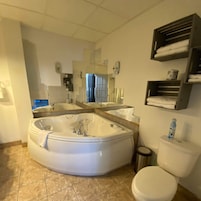 Appartement de deux chambres à coucher | Badrum | Hårtork, handdukar, schampo och toalettpapper