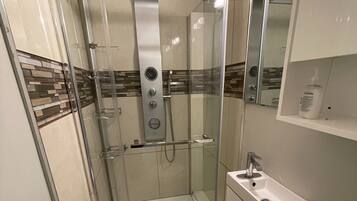 Loft avec un lit + divan-lit | Bathroom | Hair dryer, towels, shampoo, toilet paper