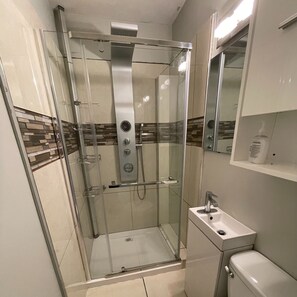 Loft avec un lit + divan-lit | Bathroom - Le Convivial (Rouyn-Noranda)