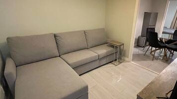 Loft avec un lit + divan-lit | ๊ฑฐ์ค ๊ณต๊ฐ | LED TV