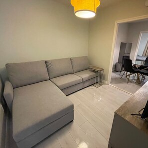 Loft avec un lit + divan-lit | Living area | LED TV - Le Convivial (Rouyn-Noranda)