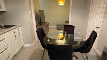 Loft avec un lit + divan-lit | Private kitchen | Full-sized fridge, microwave, oven, coffee/tea maker