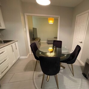 Loft avec un lit + divan-lit | Private kitchen | Full-size fridge, microwave, oven, coffee/tea maker