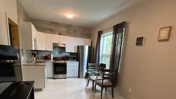 Suite avec chambre fermée + divan-lit | Cuisine privée | Réfrigérateur grande capacité avec congélateur, four à micro-ondes