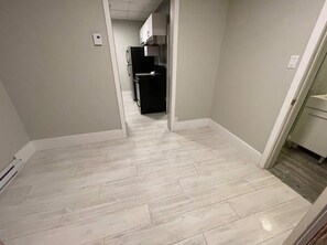 Suite avec chambre fermée + divan-lit | Living area | LED TV - Le Convivial (Rouyn-Noranda)