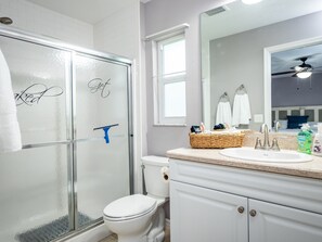 Combined shower/bathtub - 3/2 updated pool home that sleeps 8 about 5 minutes from WEC (Ocala)