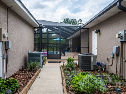 3/2 updated pool home that sleeps 8 about 5 minutes from WEC