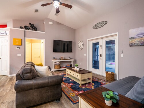 3/2 updated pool home that sleeps 8 about 5 minutes from WEC