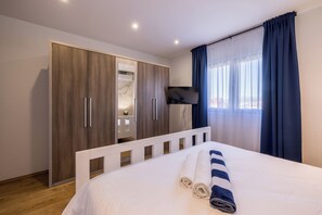 4 bedrooms, iron/ironing board, free WiFi - Spacious 4-bedroom house with fitness room,salt pool,WiFi in lovely Kastel Stari (Kaštel Stari)