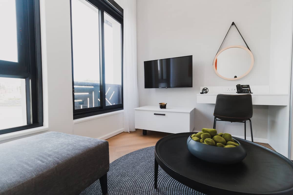 Een 42-inch smart-tv met digitale zenders, een televisie en Netflix