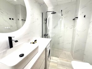 Tina, secadora de cabello, toallas