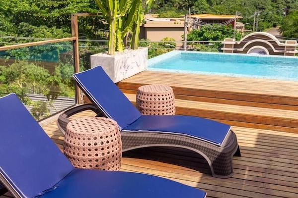 Una piscina al aire libre
