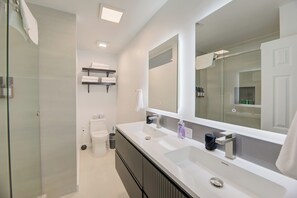 Combined shower/tub, hair dryer, towels