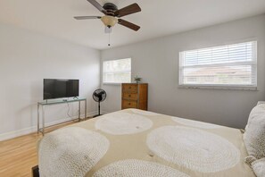 A bedroom with a bed, a TV, a fan, a dresser, and a ceiling fan. - Waterside         retreat (Fort Lauderdale)