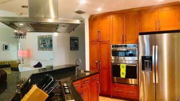 冰箱、微波炉、烤箱、炉灶