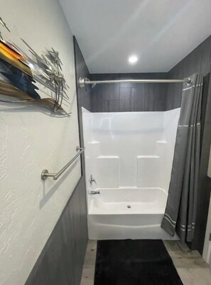 Combined shower/bathtub, hair dryer, towels, soap - Elephant Lake Resort Oasis New (Elephant Butte)