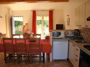 Kjøleskap, mikrobølgeovn, ovn og kokeplater