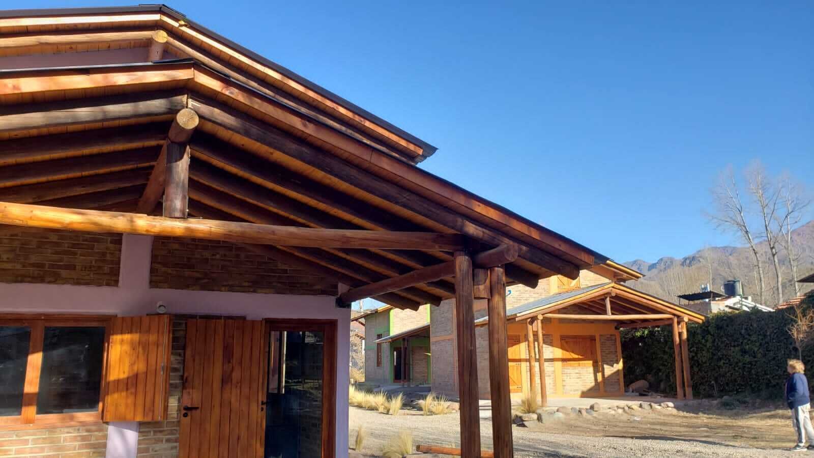 Un edificio de madera con techo inclinado y fachada de ladrillo.