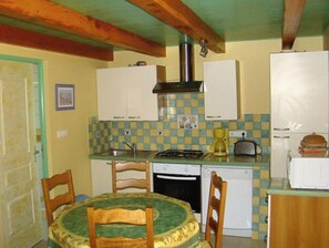 Fridge, microwave, oven, coffee/tea maker