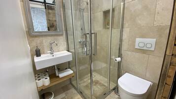 Een douche, een haardroger, handdoeken, zeep