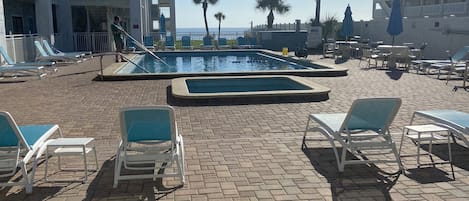 Una piscina al aire libre, una piscina climatizada