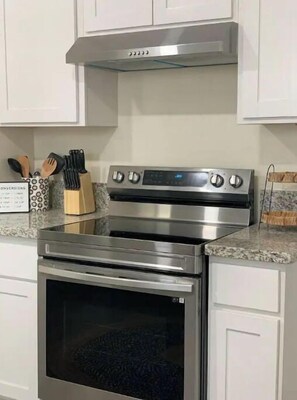 Microondas, horno, parrilla de estufa y lavavajillas 