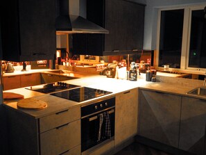 Fridge, oven, stovetop, coffee/tea maker