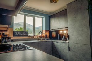 Réfrigérateur, four, plaque de cuisson, cafetière/bouilloire