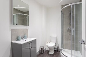 Dusche, Haartrockner, Handtücher, Shampoo