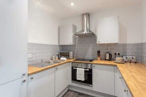 Fridge, microwave, oven, stovetop - Modern 1BR Apt near Leeds City Centre, Hunslet (Leeds)
