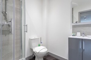 Shower, hair dryer, towels, shampoo - Modern & Bright 1BR Apt in Hunslet Leeds City Cntr (Leeds)