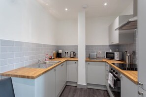 Fridge, microwave, oven, stovetop - Modern 1 BR Apartment in Hunslet Leeds City Center (Leeds)